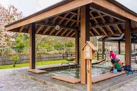 宝来花赏温泉公园内有足汤、大众池等泡汤设施