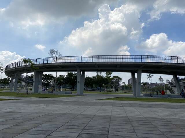 觀景橋可以俯瞰公園景觀，還可以欣賞飛機起降(小港區公所提供)