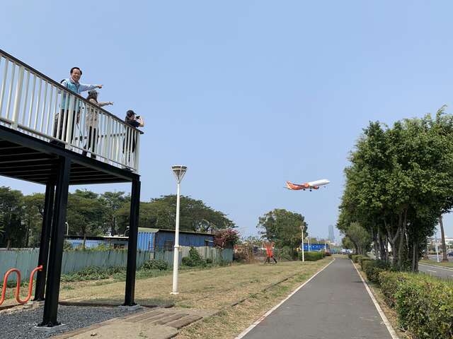 第二臨港線自行車道已成為高雄賞飛機的新景點(小港區公所提供)