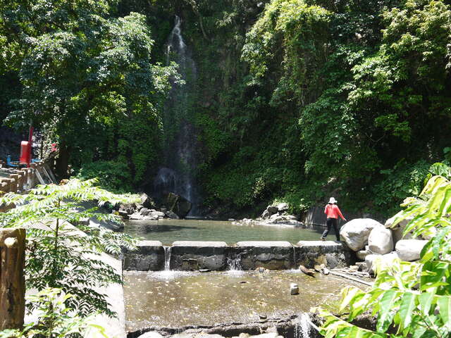 情人谷瀑布共分五瀑，沿著一旁的步道可以溪流而上