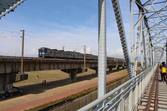 舊鐵橋旁駛過的列車