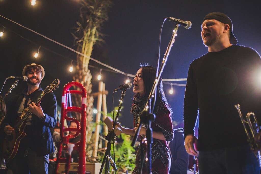 【旗津沙灘吧-音樂節活動】夜間邀請國內外樂團現場演唱，享受旗津初夏夜的魅力。