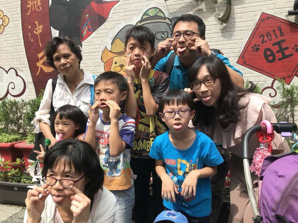 遊客兒童開心合照