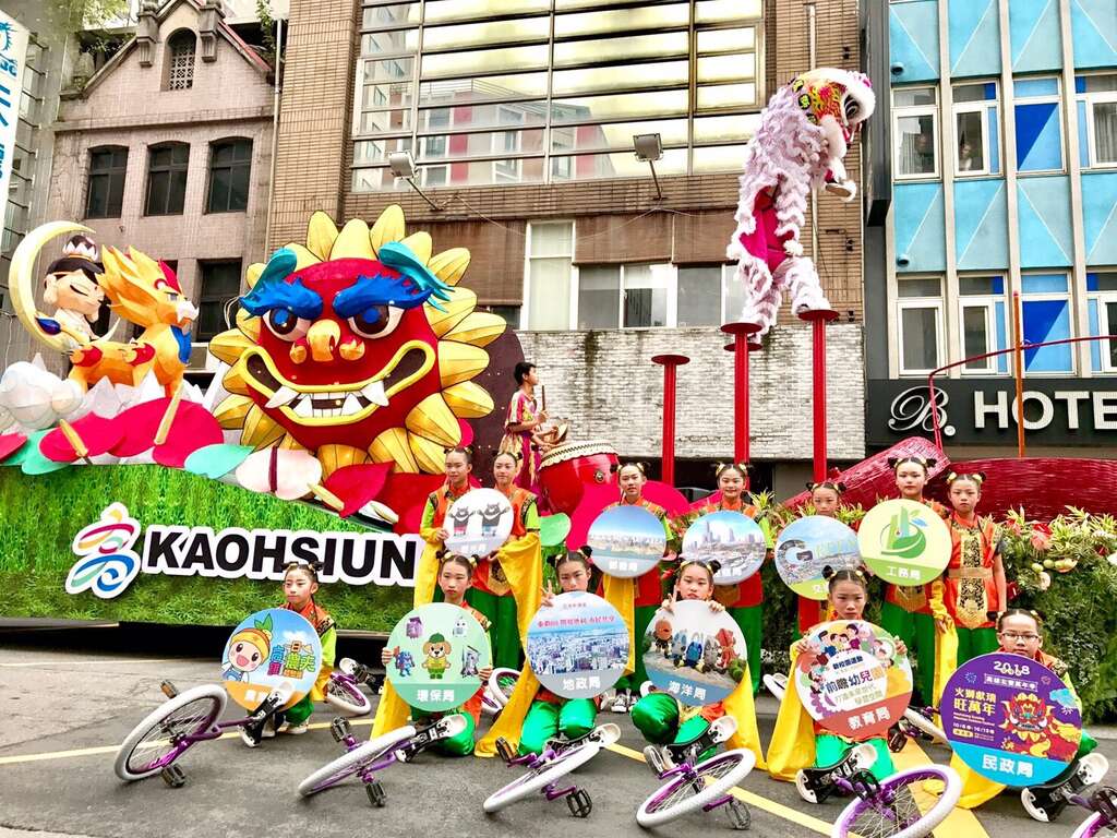 高雄兩廣龍獅戰鼓團則擔任這次車上跳梅花樁獅的重責大任