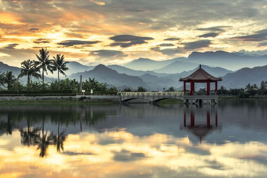 美濃湖是高雄市第二大的人工湖，沿著湖畔設有單車步道