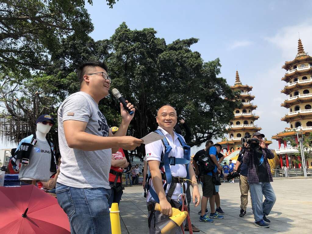 圖一：潘局長著裝完成準備進行高空彈跳