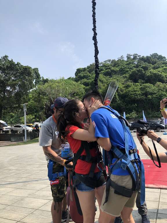 圖五：比利時女友用熱情的吻迎接男友