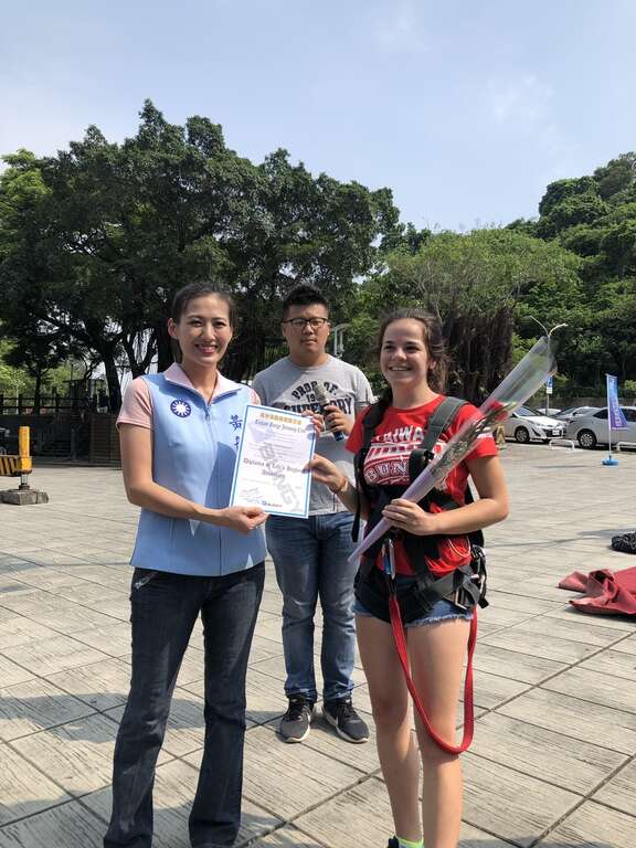 圖六：陸淑美副議長女兒頒發證書給來自比利時的女孩