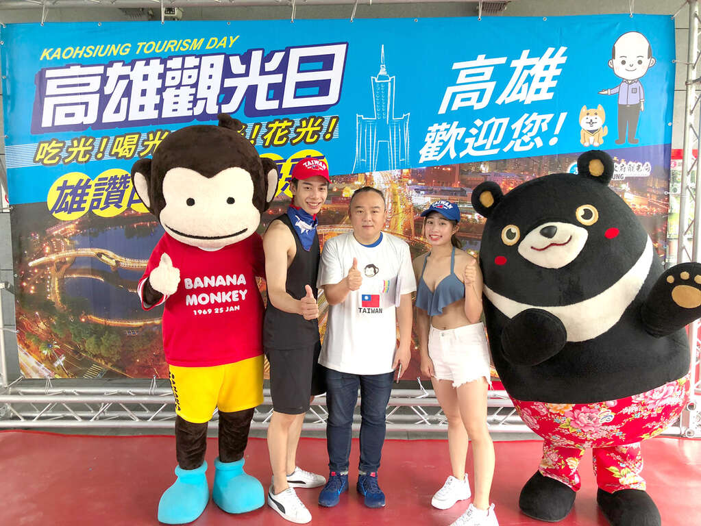 圖2「高雄觀光日」除了有好康優惠，住宿還可以抽獎，觀光局長潘恒旭（中間白衣者）現場加碼，一共有三個萬元購物金。
