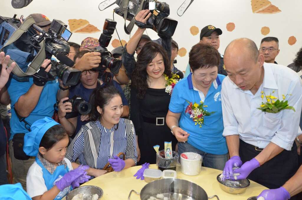 韓國瑜市長與小朋友共同體驗花枝丸DIY