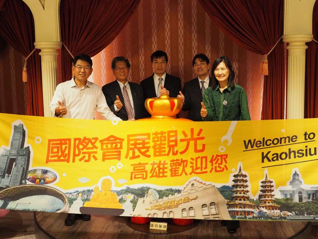 5.右一－觀光局局長曾姿雯，左一－維格餅家董事長孫國華，中－高雄市旅行商業同業公會理事長吳盈良，右二－外貿協會高雄辦事處主任呂文瑞，左二－高雄市五金商業同業公會理事長顏盛楠