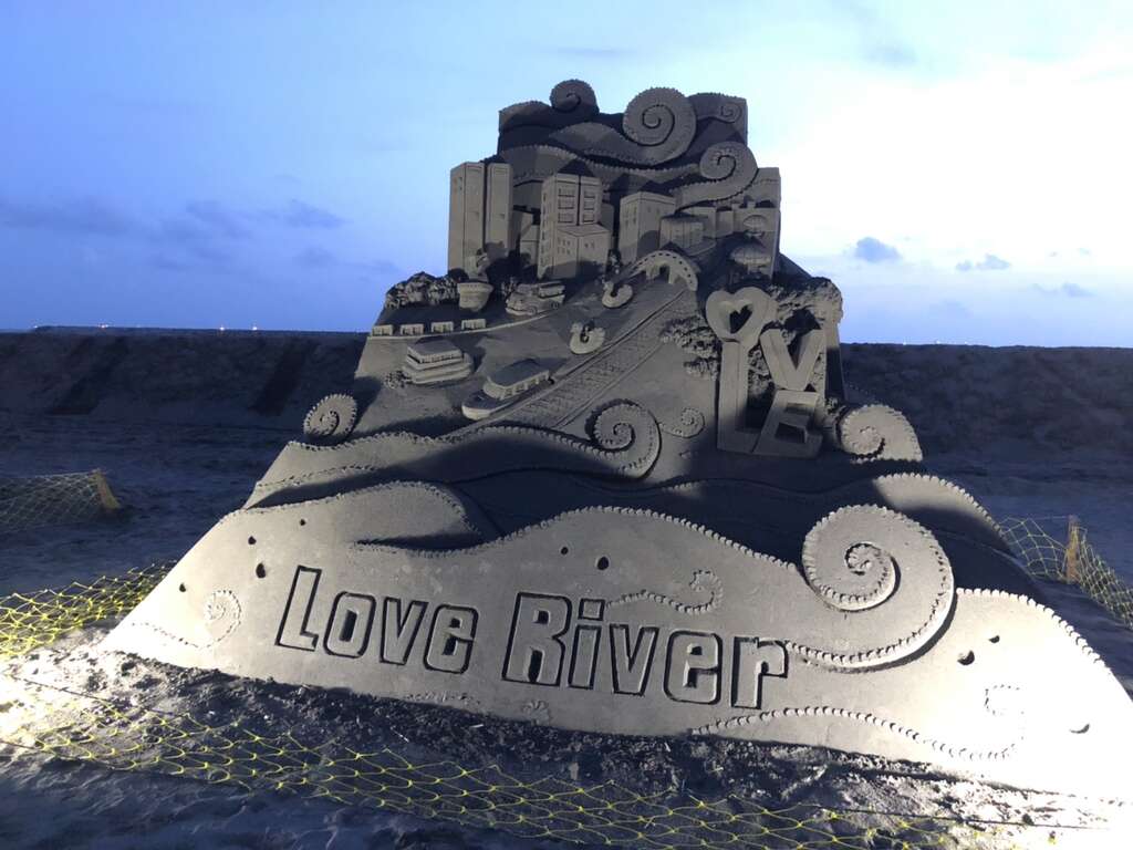 The festival features an unprecedented interactive sand sculpting stage and a 450cm-tall main sculpture. 