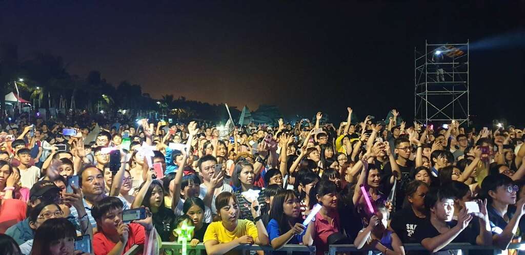 On the opening day and the following two days, in total, more than 140,000 people took part.