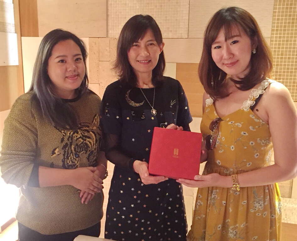 圖說五：曾姿雯局長(中)贈送伴手禮予泰國知名部落客(右)