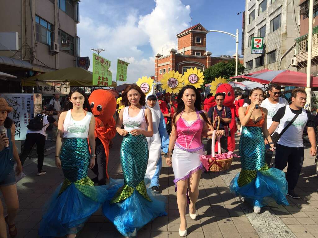 人魚踩街為旗津黑沙玩藝節熱鬧開幕