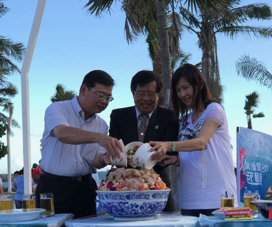 高雄市政府秘書長楊明州(中)高雄市政府觀光局長曾姿雯(右)交通部觀光局張鍚聰(左)為旗