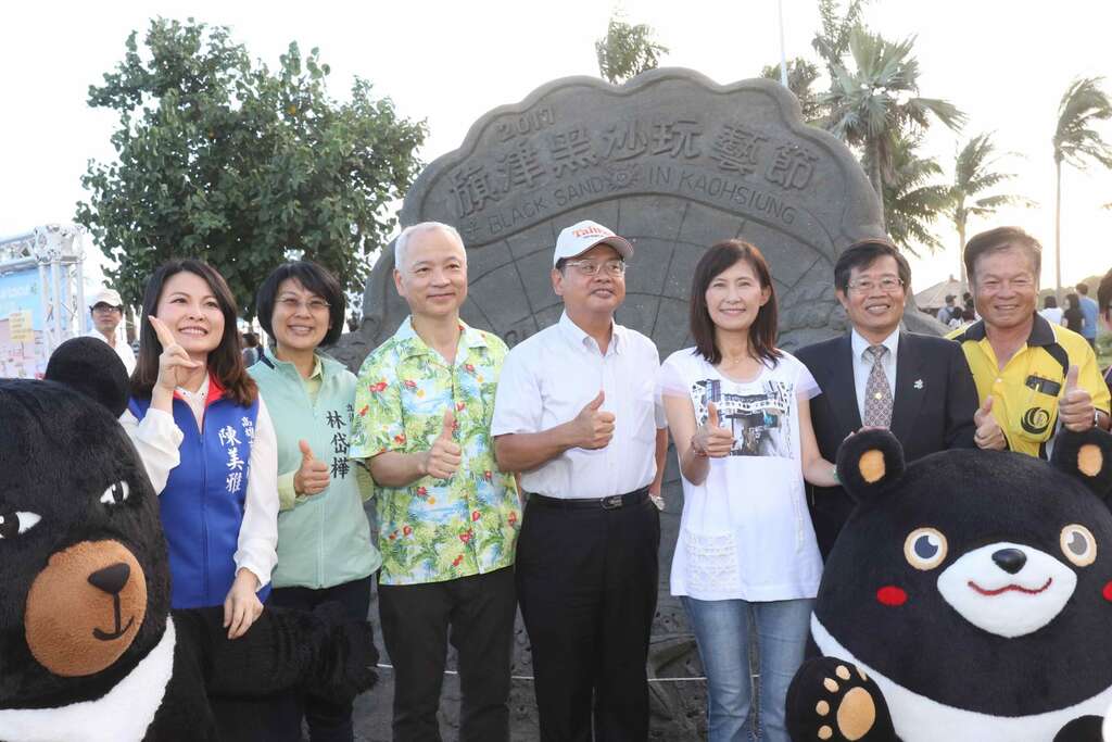 高雄市政府秘書長楊明州(右二)高雄市政府觀光局長曾姿雯(右三)交通部觀光局張鍚聰(中)