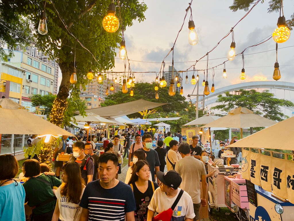 河畔市集人潮