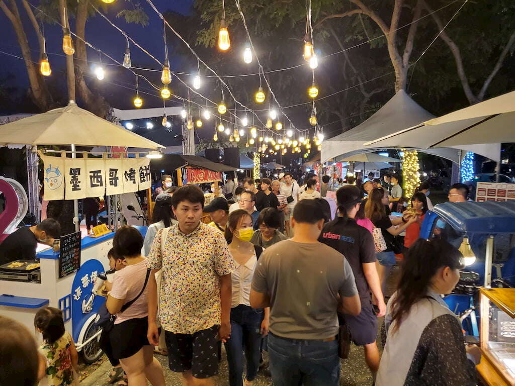 河畔市集人潮夜晚