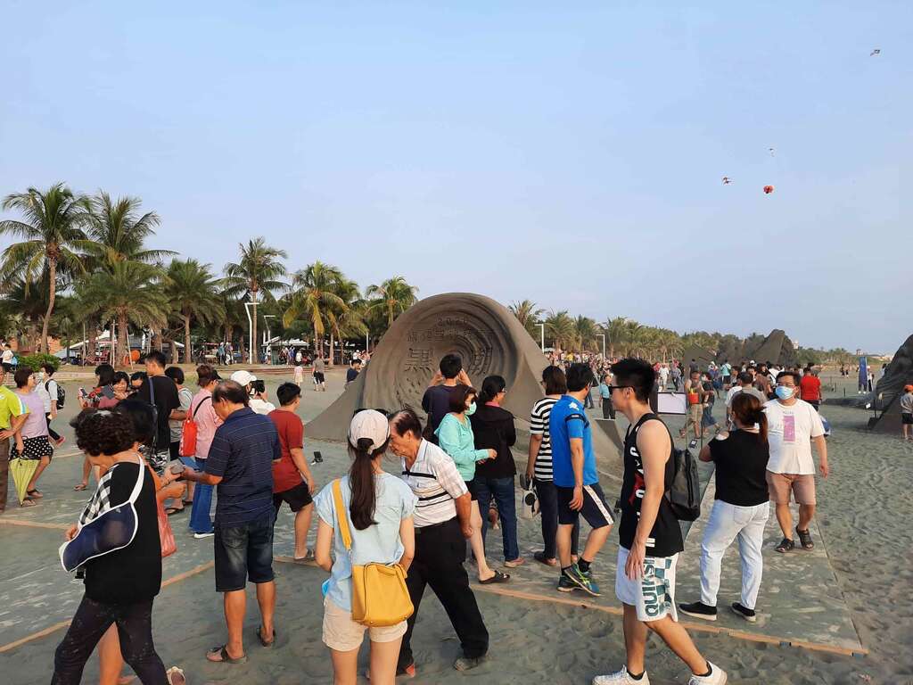 高市府觀光局連續六年於旗津舉辦的「黑沙玩藝節」
