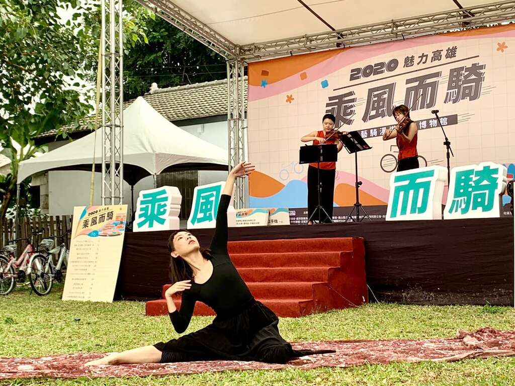 在訓風砲台與澄瀾砲台，聽管樂、說唱，以及樂團演出