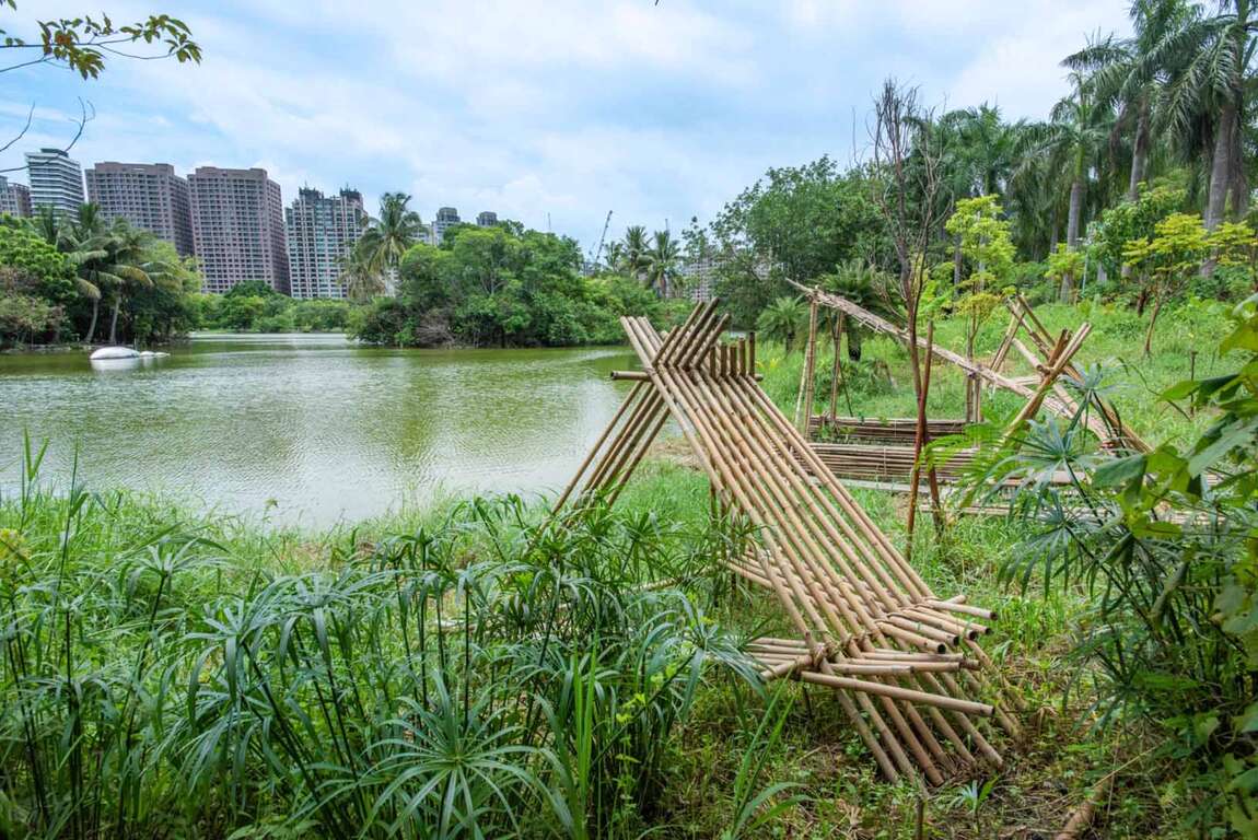 《泛.南.岛艺术祭》展览场域扩延至户外园区,透过重新规划的文化植栽与竹编作品呈