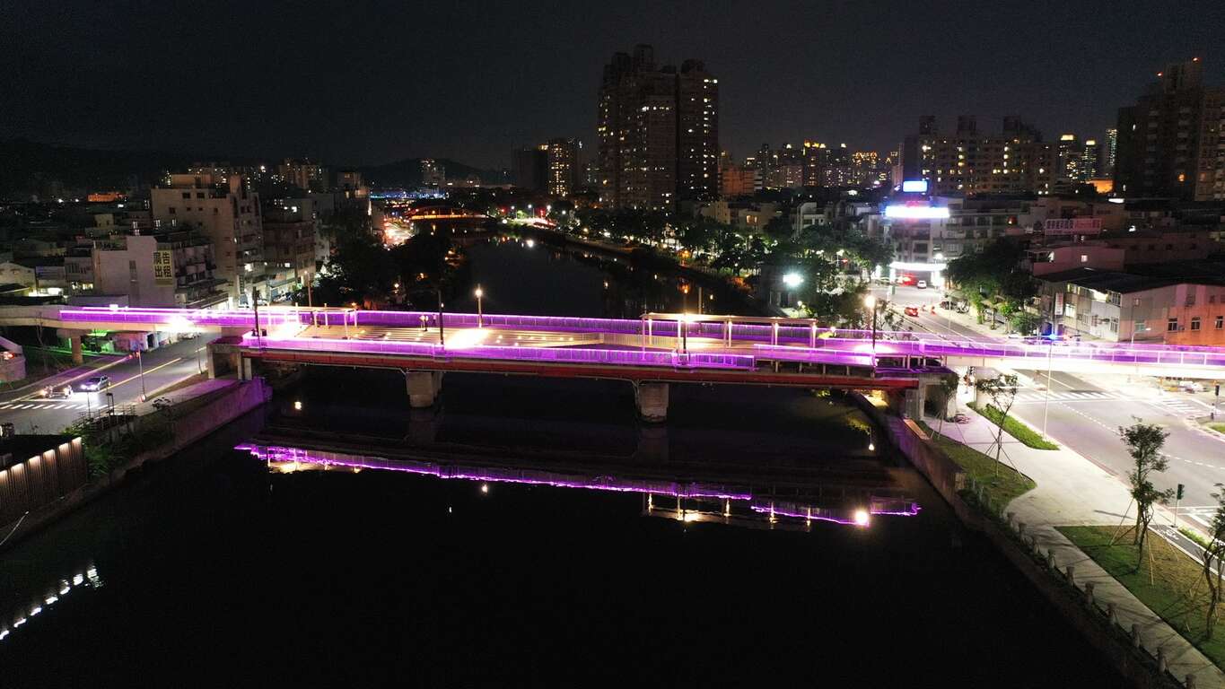 愛河景觀橋夜晚打造浪漫燈景(圖片來源:高雄市政府工務局)