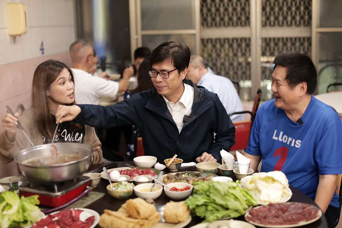 邁邁市長為大家示範涮肉SOP