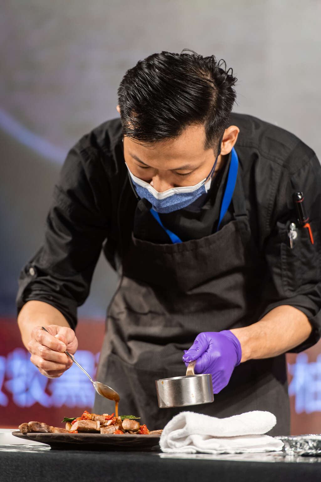眺吧餐酒館的行政主廚藍祖榕先生，現場示範【Bon Appétit ! Kaohsiung高雄餐盤發見計畫】期