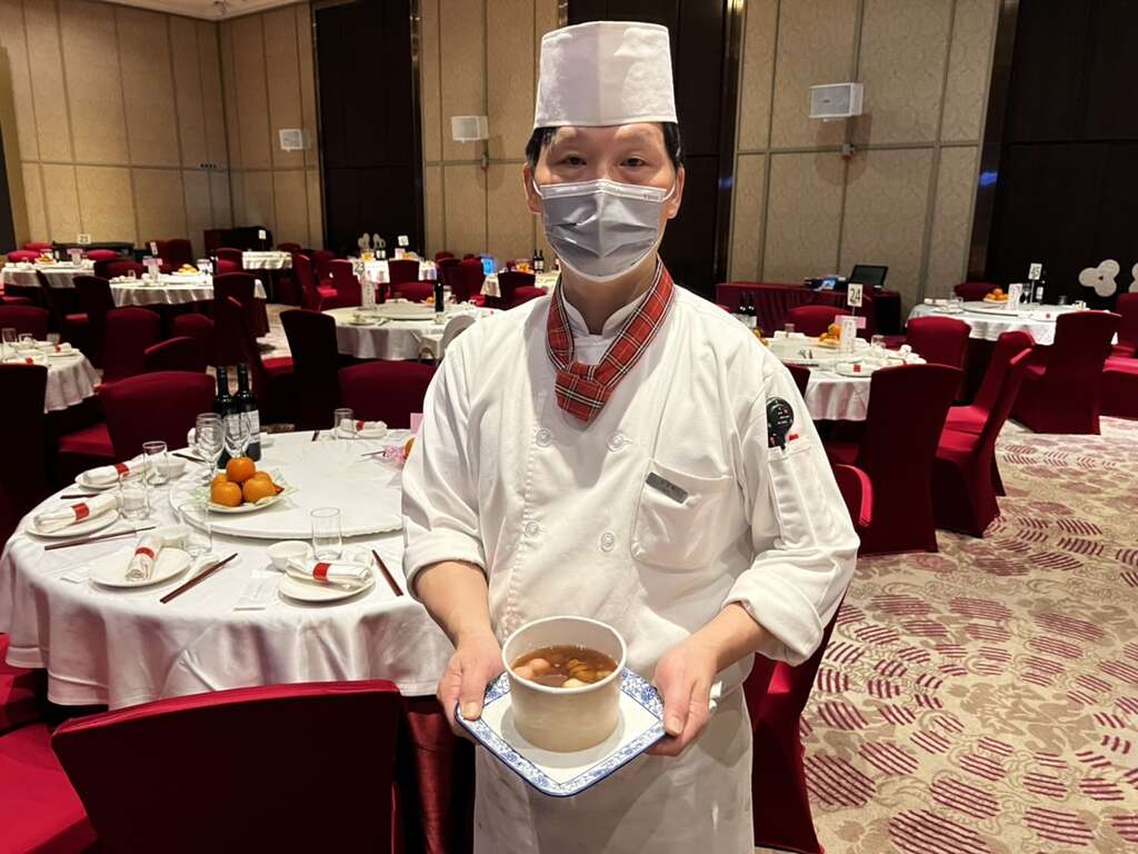 市府請星級酒店烹煮的甜湯,贈送在防疫旅館居隔的民眾。