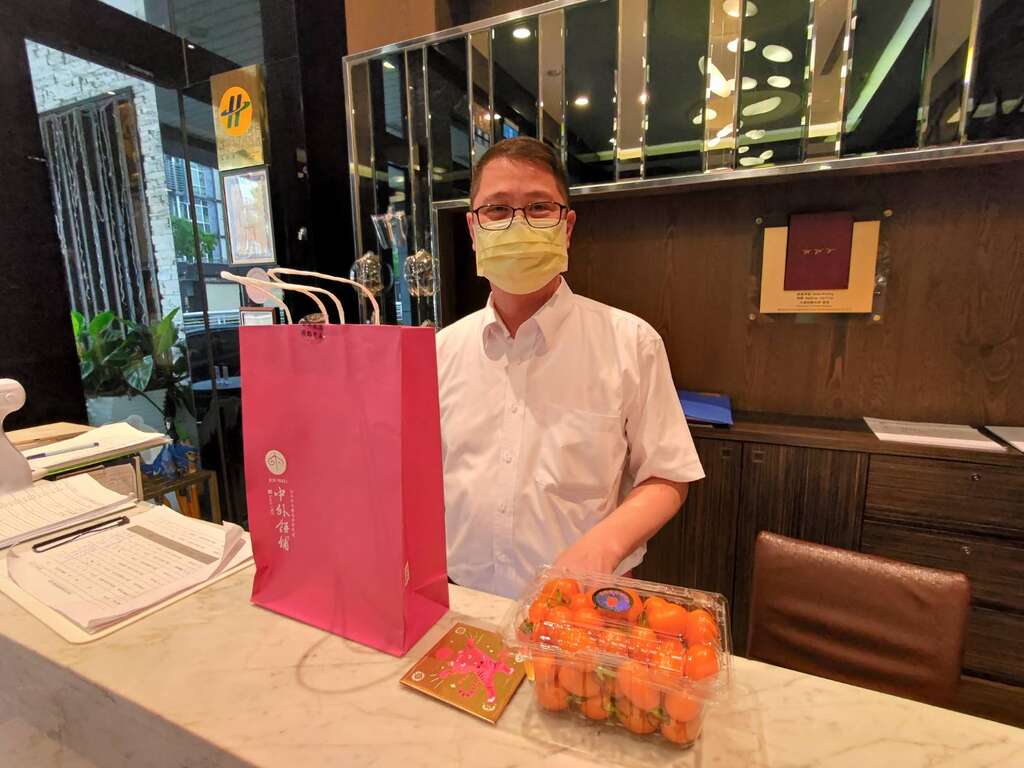 市府贈送在防疫旅館居隔民眾春節禮盒及水果,由防疫旅館人員代為接受及轉送。