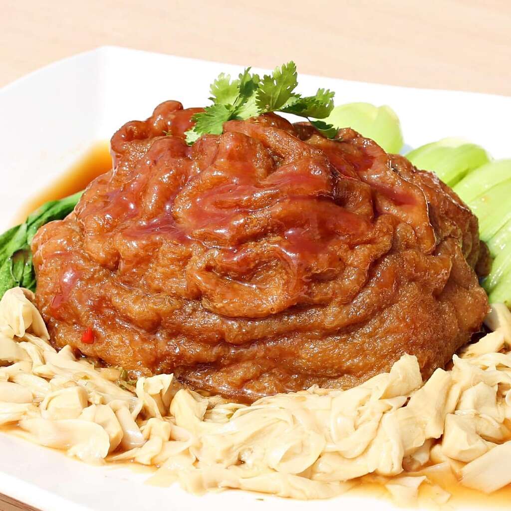 高雄市觀光局舉辦封肉大胃王比賽,歡迎報名挑戰「肚量」!(圖為內門阿隆師湯富隆的封肉料理「封官大吉鑼鼓喧」)