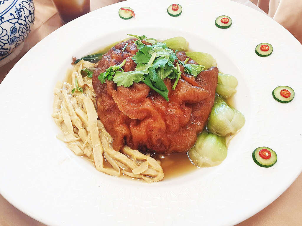 內門阿机師吳義雄獨門封肉料理「比翼雙飛永同心」。