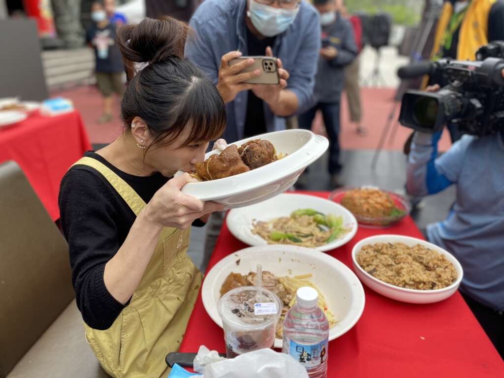 關主艾嘉現場比賽吃封肉照