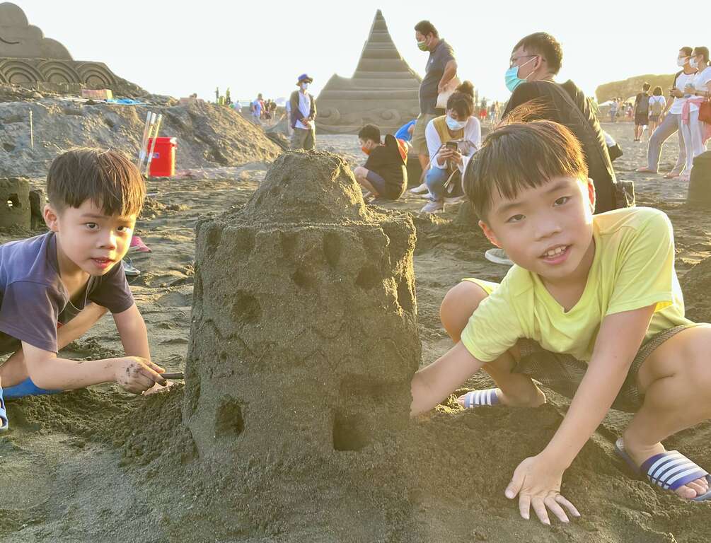 7.小朋友體驗小小沙雕師,直呼太好玩。