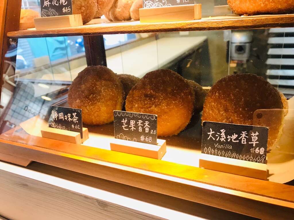 現在的鹽埕有許多咖啡廳與甜點店隱身在巷弄內，為老空間注入了新靈魂。