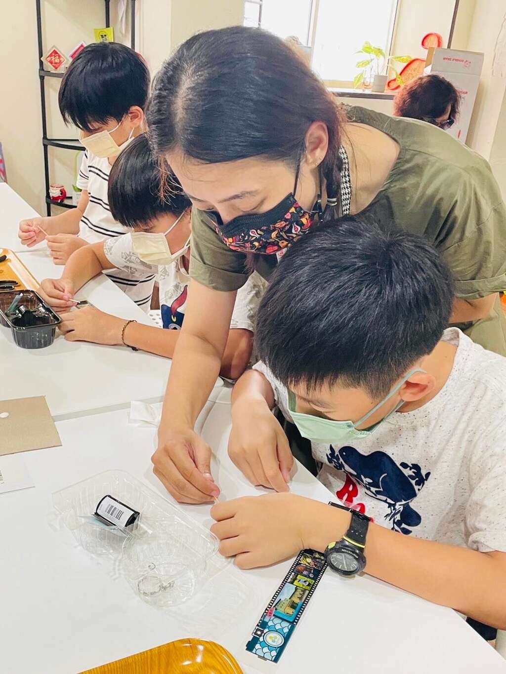 經典小鎮-走讀鹽埕」深度遊程帶領民眾慢遊細品鹽埕之美，還有手作膠捲與玉飾打磨課程，沉浸式體驗職人精神。(鹽埕好青村-鹽埕研究所提供)