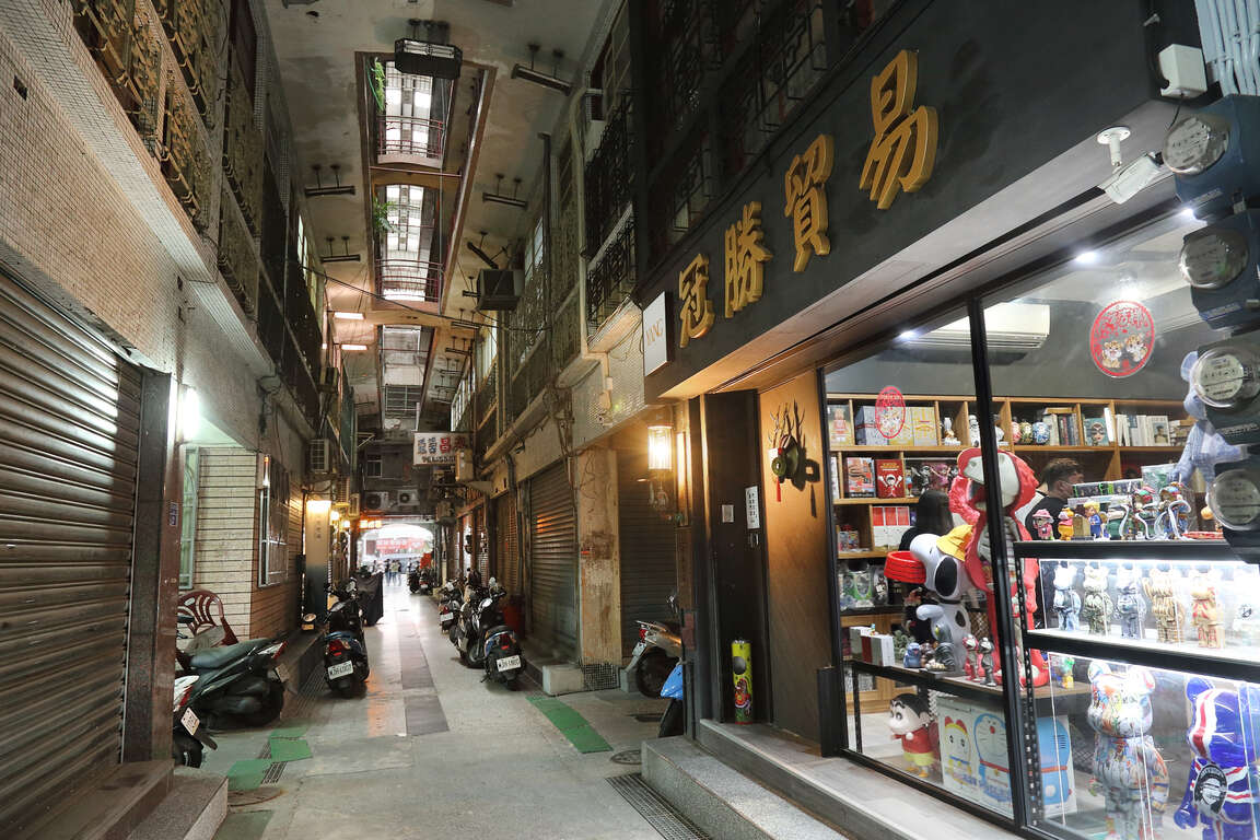 圖六.各式的新潮小店為鹽埕往昔的街道裡添上了活力新風貌 (高雄市政府新聞局提供)(1)
