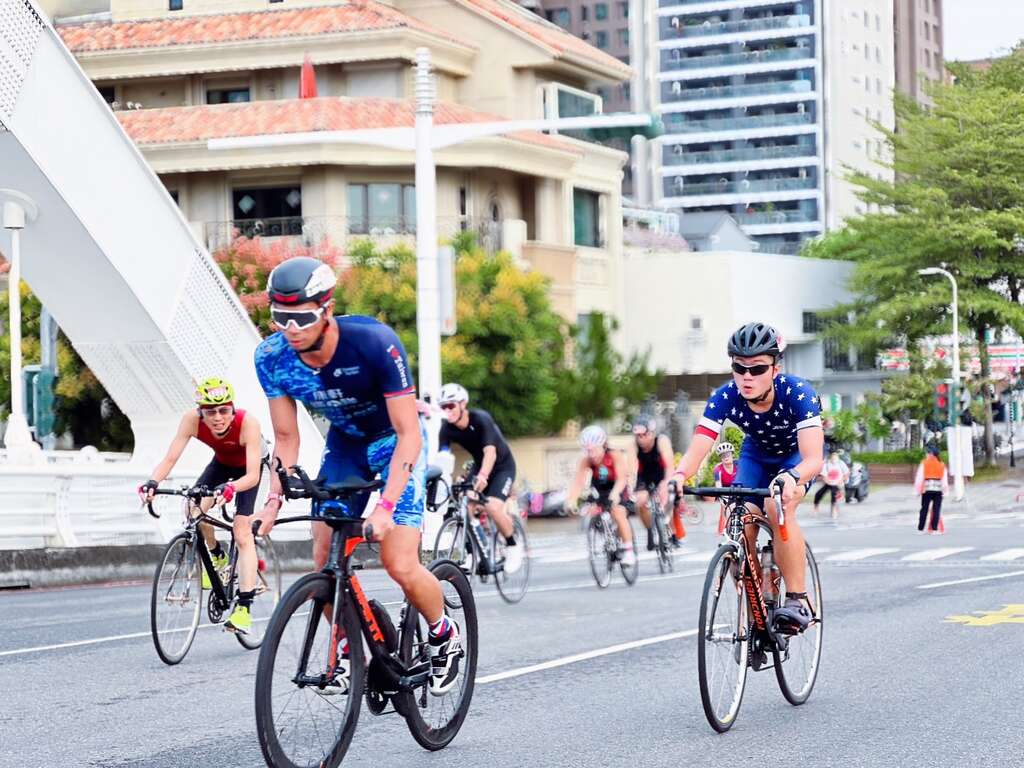 鐵人三項比賽第二關自由車競賽，選手拼盡全力衝刺。