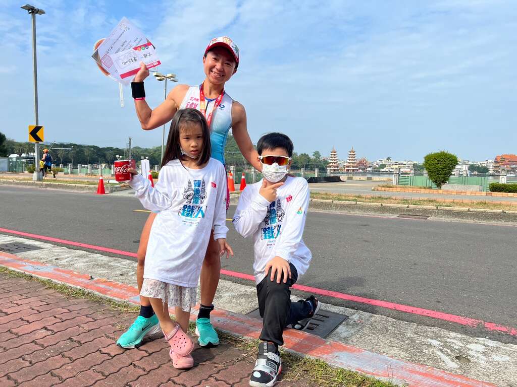選手們與家人一起參加蓮池潭鐵人三項比賽，與家人一起分享得獎喜悅。
