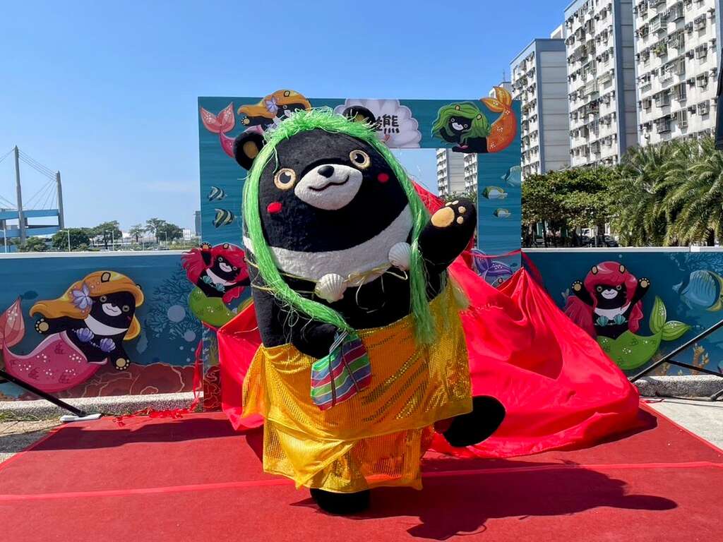 圖3：高雄熊穿上貝殼比基尼化成雄熊魚，跳舞慶祝金鞏橋高雄熊啟用典禮