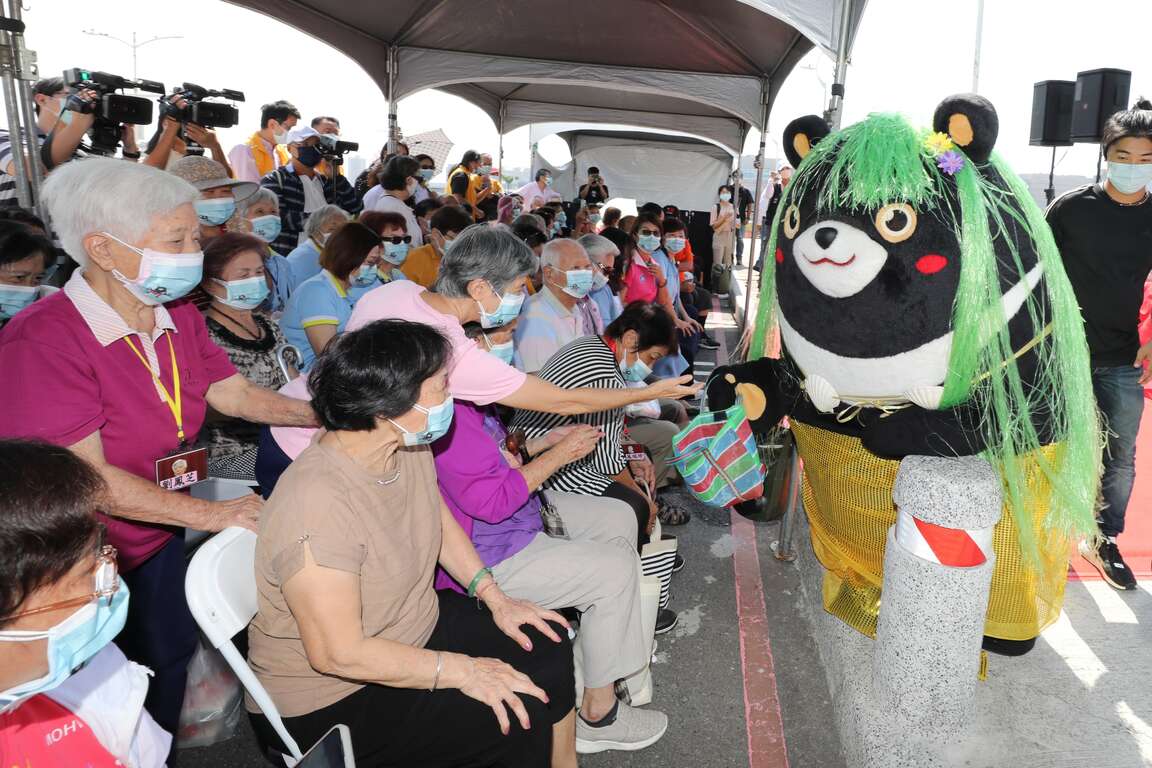 圖4：高雄熊熱情迎接慶祝啟用民眾