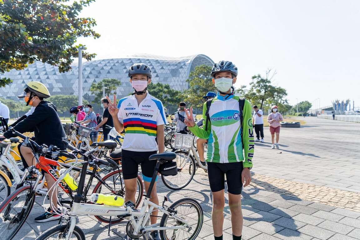 圖說五：騎單車穿梭亞灣，探訪高雄新地標