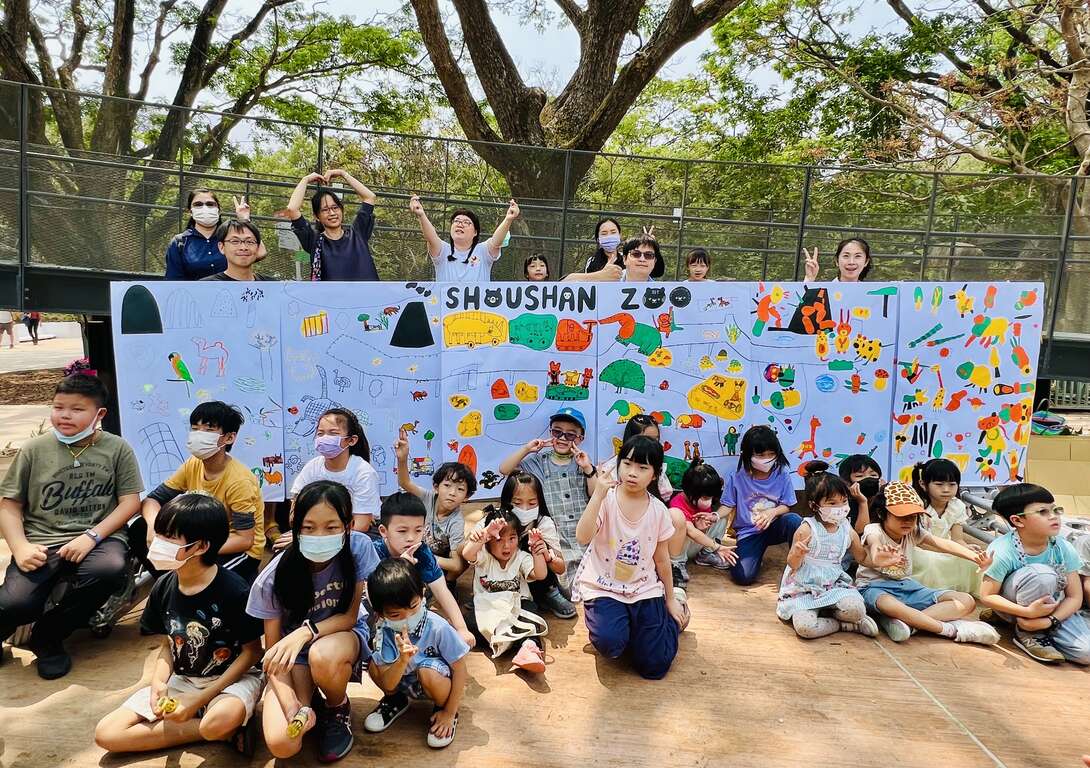 图2 参与万兽图绘画创作的大小朋友们
