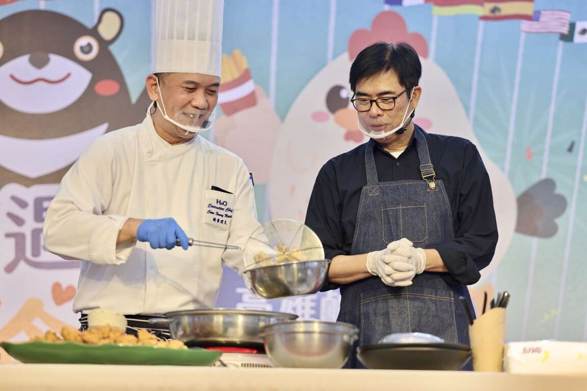 圖7.陳其邁市長化身型男主廚與H2O水京棧國際酒店主廚周黃建文學習製作美味醬料
