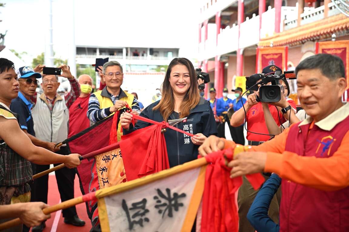 圖3.觀光局長高閔琳(中)、內門紫竹寺主委劉銀城(右)共同為傳統陣頭結綵，祈求活動平安順利。