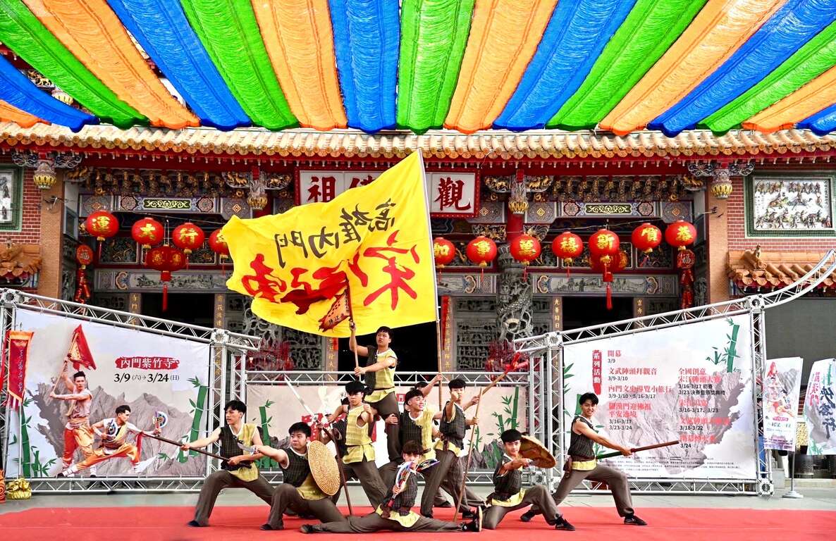 圖1.2024內門宋江陣記者會由去年創意大賽冠軍隊伍臺南大學宋江陣精彩展演打頭陣揭開序幕。