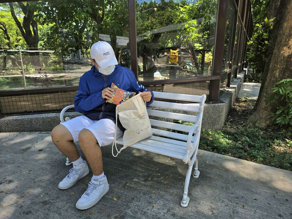 图四 游园时务必将食物收妥於包包内