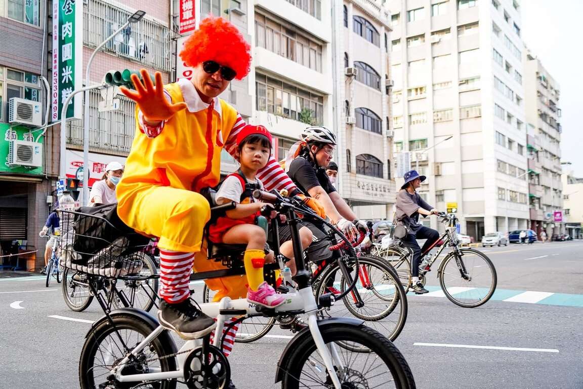 图3、欢迎民众变装骑乘单车遨游左营旧城