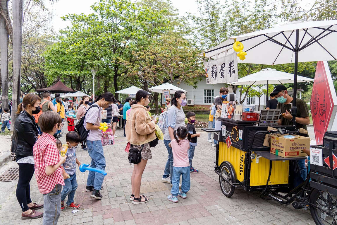 图5、儿童公园有圣诞美食市集